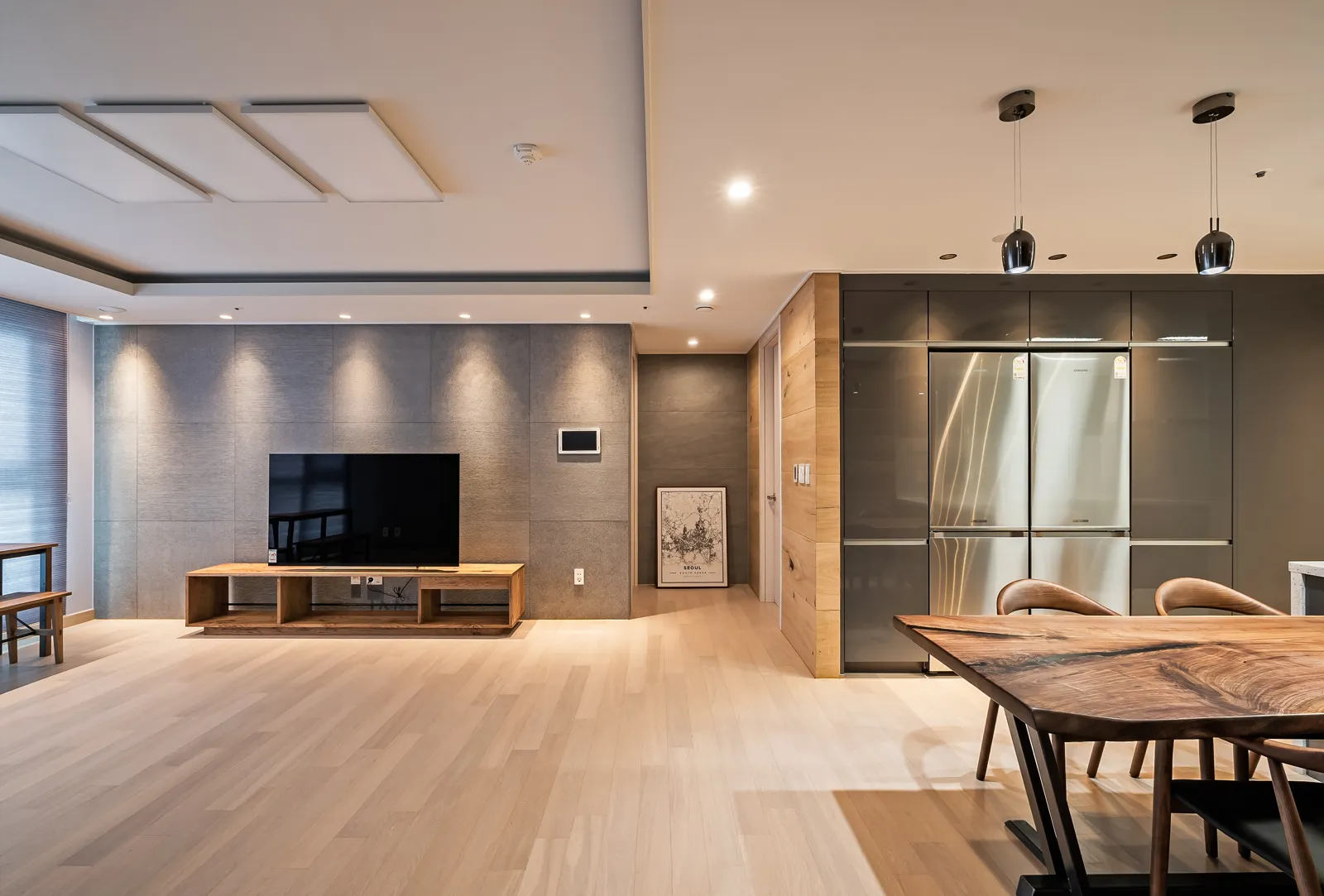 부산 30평 아파트 리모델링 참고 사례 — 전주 금호청솔아파트, TV 벽면에서 이어지는 원목 식탁 다이닝